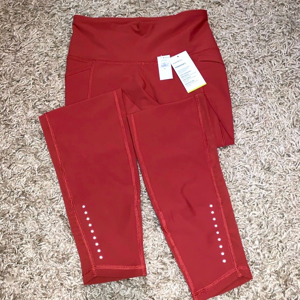 NWT!! Old Navy Hi-Rise Elevate 7/8 Leggings Sz M